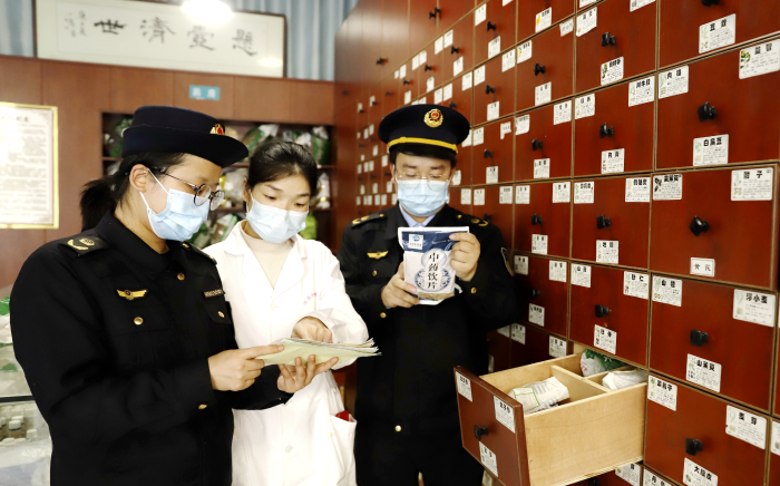 圖為12月12日，該局執法人員在一家零售藥店檢查中藥飲片質量。