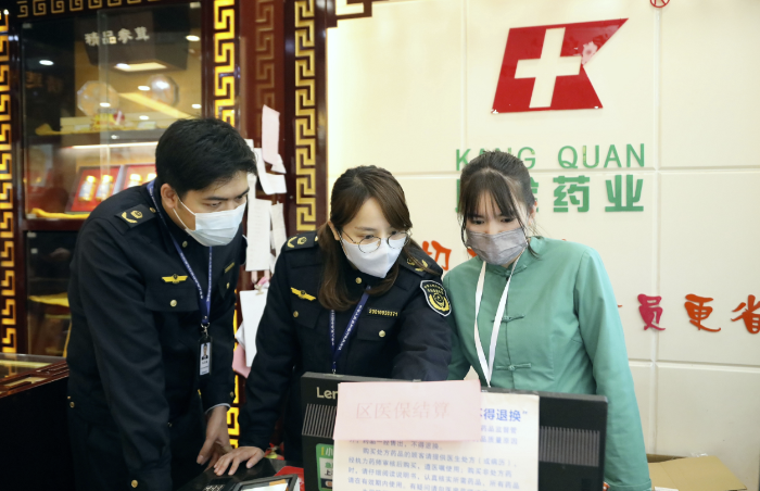 圖為南寧市市場監管部門執法人員檢查藥店抗疫藥品、防疫物資的銷售情況。