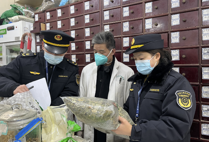 圖為執法人員對廣藿香、黃芪、甘草、防風等防治新冠方劑相關的中藥品種開展檢查。