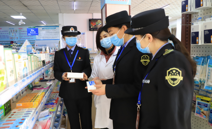 圖為該局執(zhí)法人員在一家藥店檢查藥品價格。