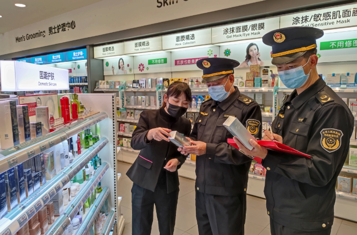 圖為該局執法人員在一家化妝品專賣店檢查潤膚霜產品說明。