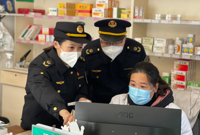 圖為縣市場監管局執法人員在一家藥店檢查拆零銷售專區。