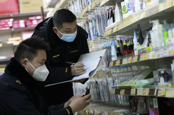 圖為該局執(zhí)法人員在一家商店檢查護(hù)膚品是否存在虛假宣傳行為。