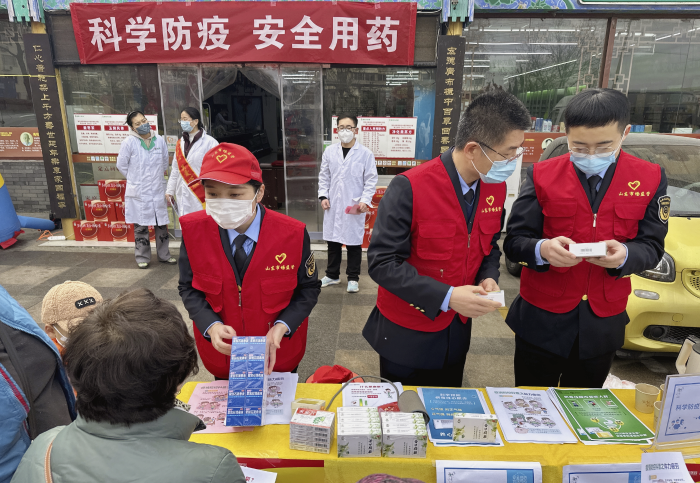 圖為第二分局志愿者向群眾普及合理用藥知識(shí)。