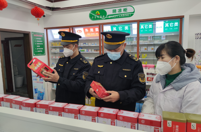 圖為該局執法人員在一家零售藥店檢查西洋參質量。