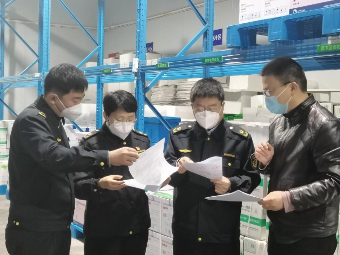 圖為一分局執法人員對轄區內一家新冠病毒疫苗配送企業進行檢查。