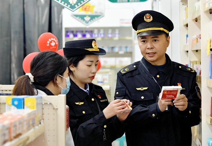 圖為2月6日，該局珍溪鎮市場監管所執法人員在檢查防疫藥品質量。.jpg