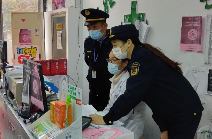 圖為該局執法人員在零售藥店對涉疫藥品的購銷情況進行現場核查。