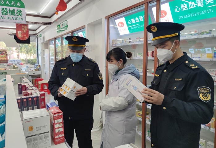 圖為該局執(zhí)法人員在一家零售藥店檢查電子血壓計(jì)。