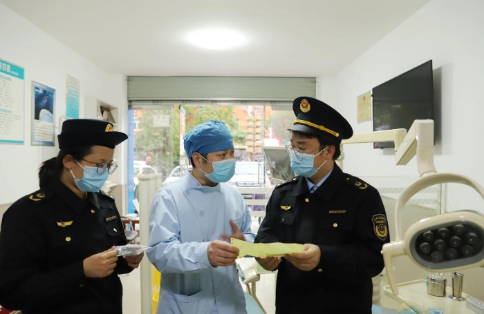 圖為2月7日，該局執法人員在一家口腔診所檢查藥械使用情況。