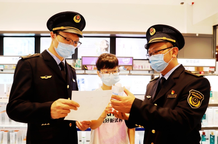 圖為2月8日，該局執法人員在一家化妝品專營店進行檢查。