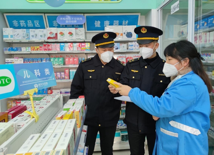 圖為該局執法人員在檢查兒童止瀉藥品。