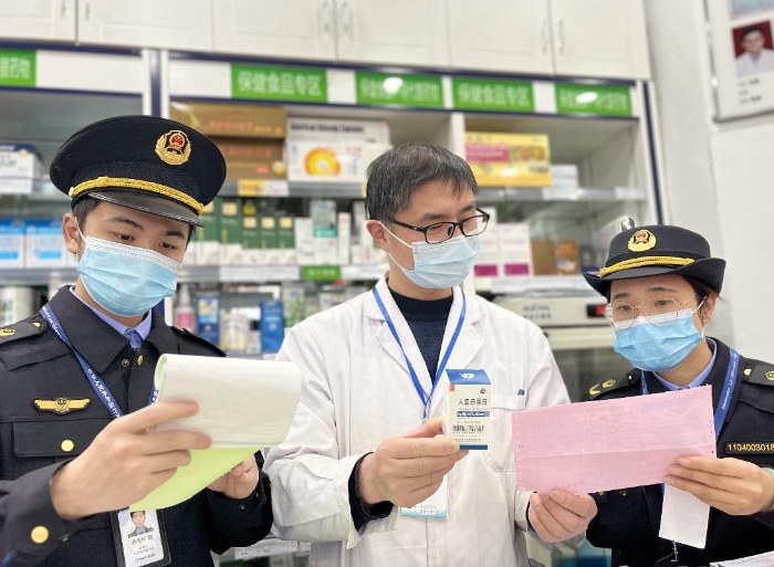 圖為該局執法人員對藥店在售人血白蛋白進貨記錄進行核對。