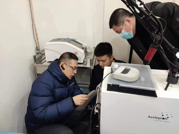 圖為工作人員對醫療美容機構進行指導