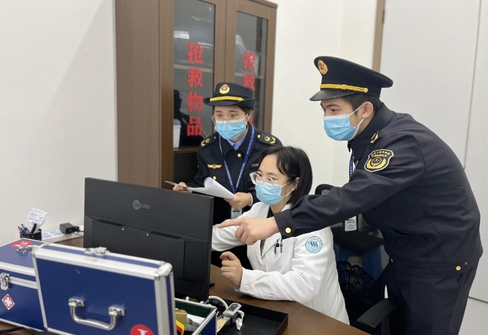 圖為該局執法人員對校醫院的藥品進貨記錄進行核對。