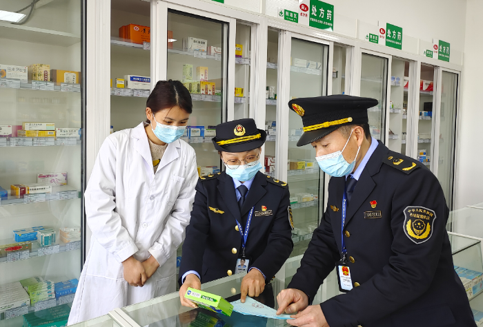 圖為該局執法人員在一家藥店檢查藥品購進登記記錄。
