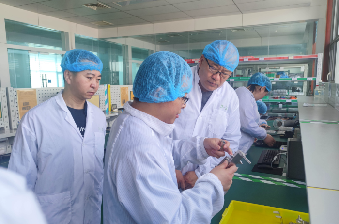 圖為檢查組在一家企業檢查醫療器械生產設備配備。