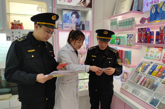 圖為3月10日，該局執法人員在一家眼鏡店檢查隱形眼鏡標簽標識。