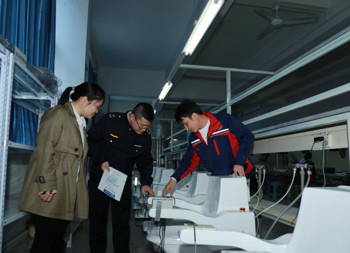 專項整治行動中監(jiān)管人員在產品功能測試現場檢查(程奇 攝) 專項整治行動中監(jiān)管人員在產品功能測試現場檢查(程奇 攝)