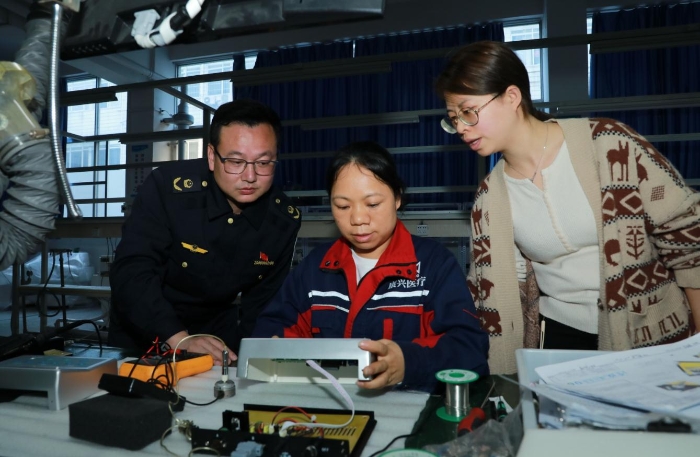 專項整治行動中監(jiān)管人員在醫(yī)療器械生產車間開展檢查(程奇 攝) 專項整治行動中監(jiān)管人員在醫(yī)療器械生產車間開展檢查(程奇 攝)