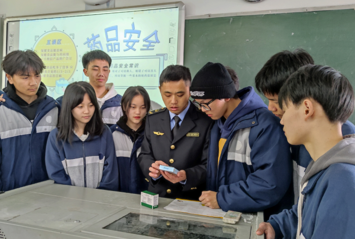 圖為該局工作人員給南豐一家學校的師生講解藥品安全知識。