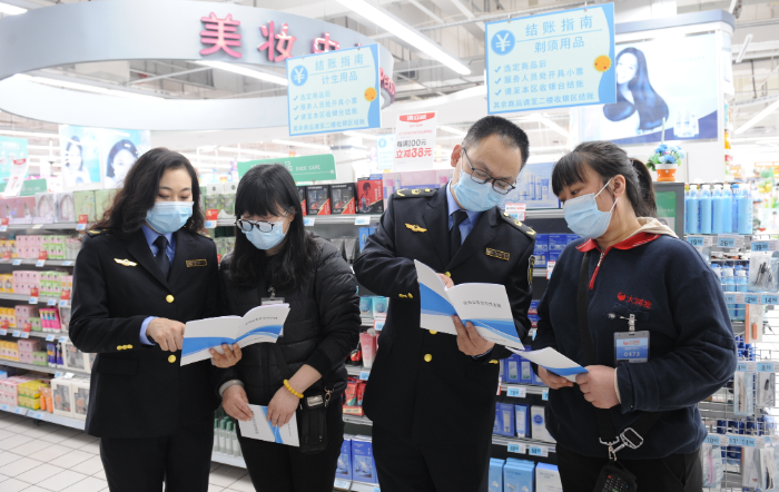 圖為該局執(zhí)法人員在一家大型商超化妝品專柜向經(jīng)營者宣講。