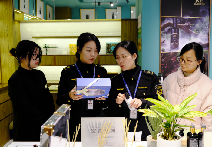圖為該局執法人員對城西街道商業綜合體內一家化妝品店進行檢查。
