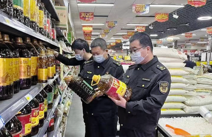 圖為該局執(zhí)法人員在一家超市檢查食用植物油包裝標(biāo)簽標(biāo)識(shí)。