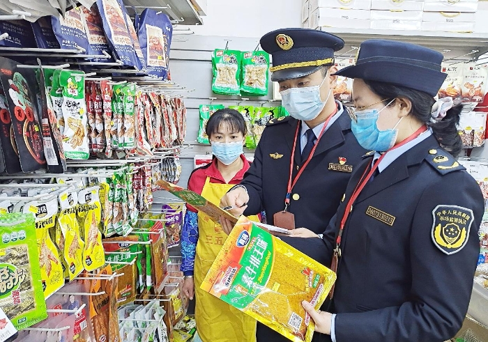 圖為4月5日該局執(zhí)法人員正在一鄉(xiāng)鎮(zhèn)校園周邊商店檢查“辣條”。