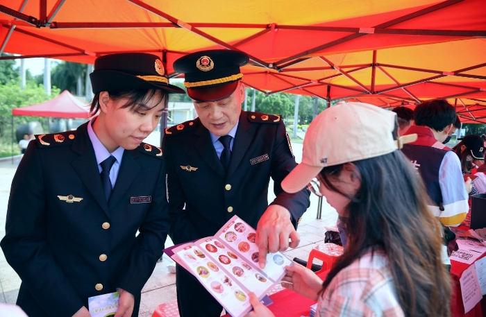 南寧市市場監管局工作人員向消費者普及食品等安全知識。（何正君 攝）