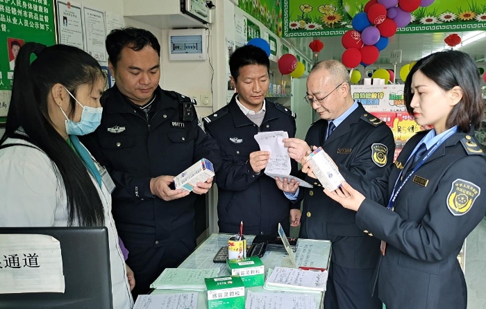 圖為4月6日該縣聯(lián)合執(zhí)法人員正在一家藥品檢查。