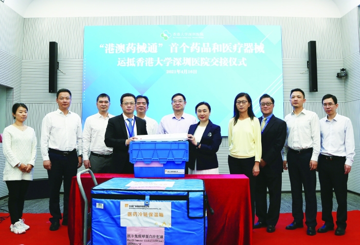 圖為2021年4月16日，通過“港澳藥械通”政策進(jìn)口的首個藥品“抗D免疫球蛋白注射液”和首個醫(yī)療器械“磁力可控延長鈦棒”運抵香港大學(xué)深圳醫(yī)院。圖片由廣東省藥監(jiān)局提供