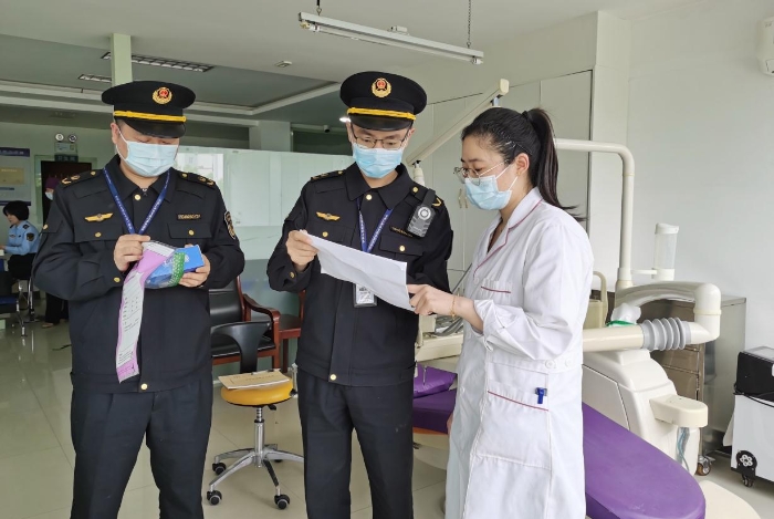 圖為執法人員對醫療器械進行抽樣 圖為執法人員對醫療器械進行抽樣