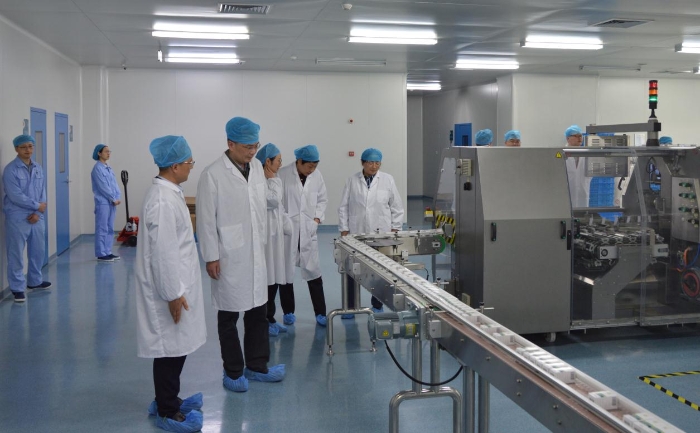圖為調(diào)研組實(shí)地查看一家生物制藥企業(yè)生產(chǎn)車間，了解企業(yè)需求。