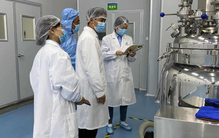 圖為5月10日，重慶市藥監(jiān)局檢查三局檢查員在一家化妝品生產(chǎn)企業(yè)開展現(xiàn)場檢查。