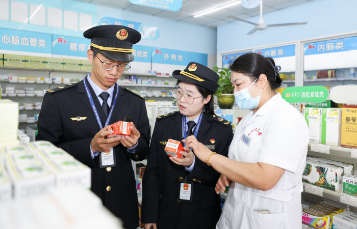 圖為該局執(zhí)法人員在一家藥店檢查藥品質量。