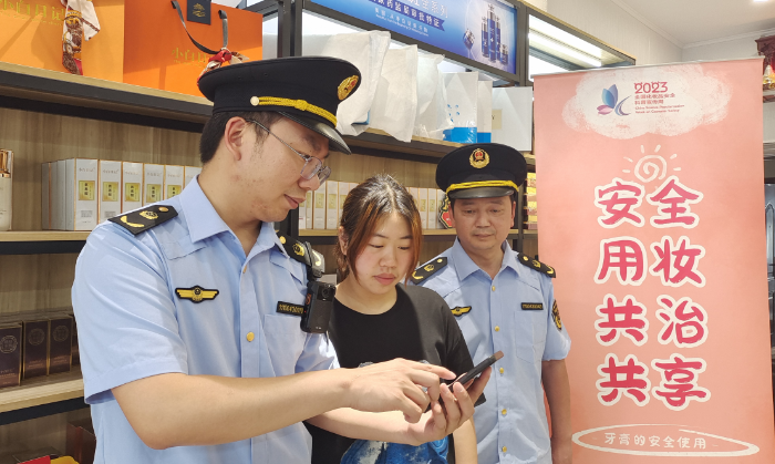 圖為執法人員指導經營戶使用“數字辨妝”一體化監管平臺的云管理模塊。