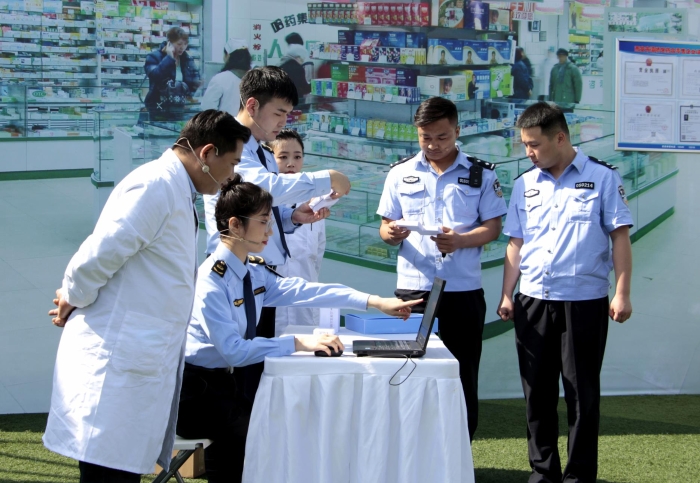 圖為演練現場灞橋區市場監管局聯合公安灞橋分局對涉事藥品企業展開調查、抽檢并對可疑藥品進行封存。（賀一辰 攝）