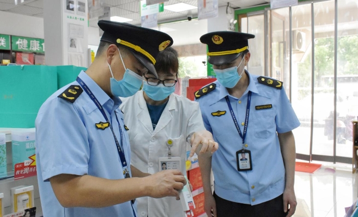 圖為該局執法人員正在轄區內一家藥店檢查核對相關藥品銷售信息。
