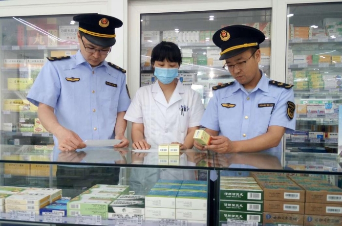 圖為該局執法人員對轄區內一家藥店進行執法檢查。