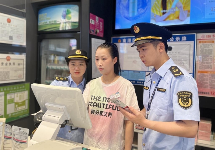 圖為該局執法人員在一家超市的化妝品銷售柜臺進行檢查。