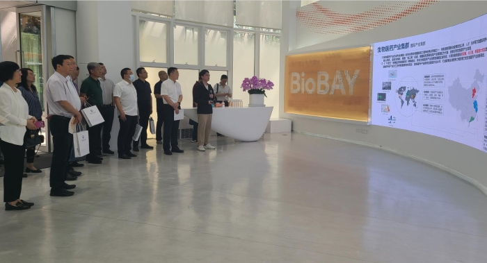 圖為調(diào)研組參觀蘇州生物醫(yī)藥產(chǎn)業(yè)園區(qū)。（殷芝 攝）