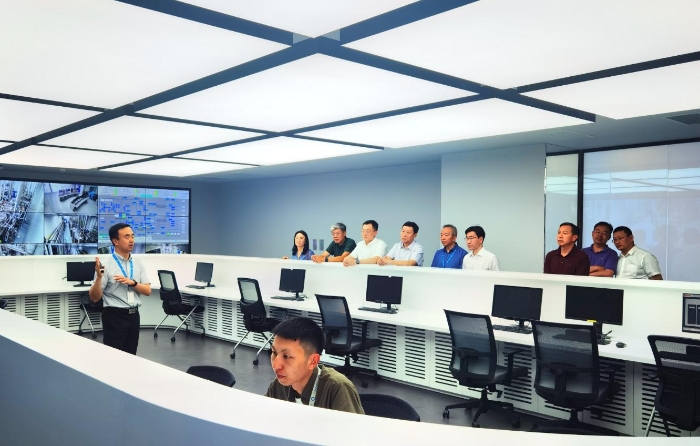 圖為各地藥品監(jiān)管部門相關(guān)人員和專家參觀調(diào)研信達(dá)生物生產(chǎn)大樓。（高銘華 攝）