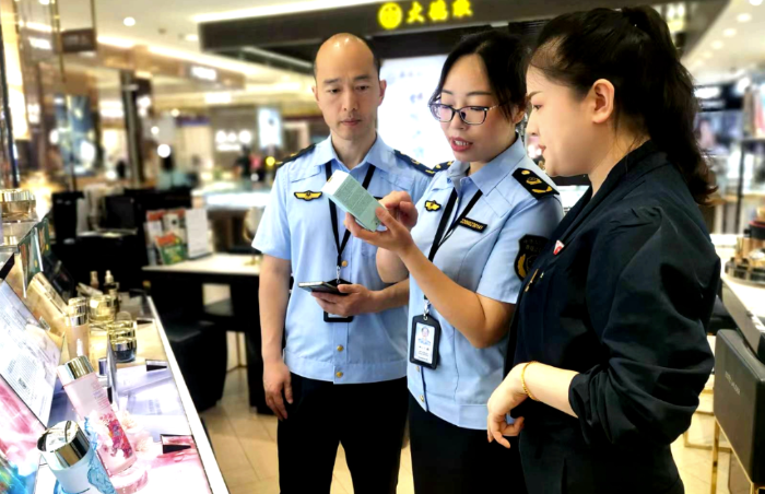 圖為該局執(zhí)法人員在一家商場(chǎng)檢查化妝品標(biāo)識(shí)情況。