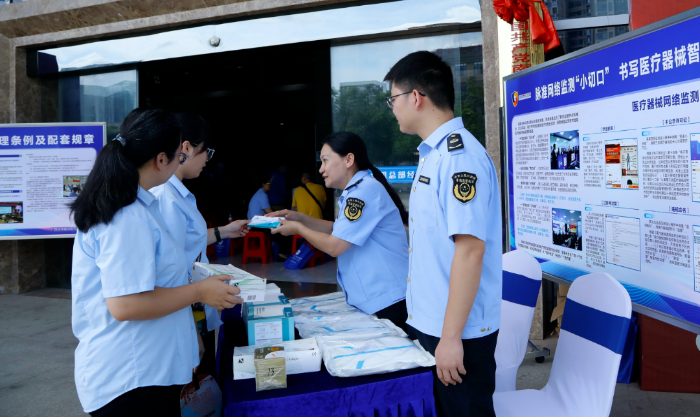 圖為該局工作人員向群眾講解如何查看醫(yī)療器械經(jīng)營資質(zhì)、購買合格產(chǎn)品以及正確使用醫(yī)療器械等知識。