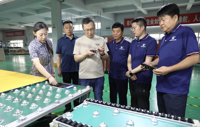 圖為調研組幫扶指導企業健全質量管理體系建設。（葉陽歡攝）