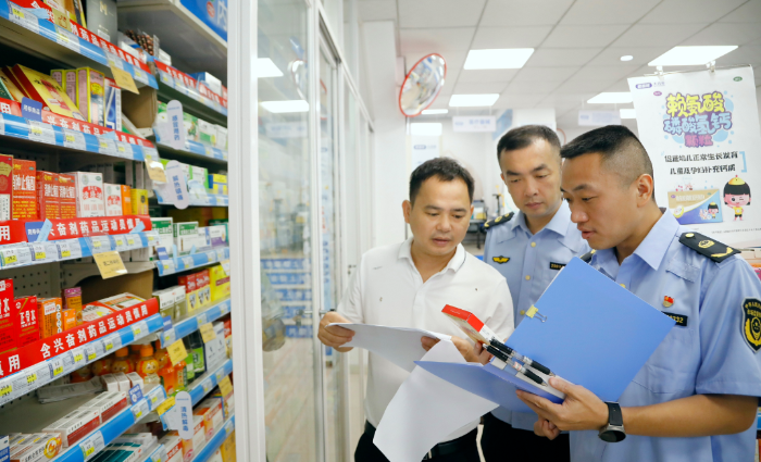 圖為7月20日，該局執法人員在一家藥店查看含興奮劑藥品銷售情況。