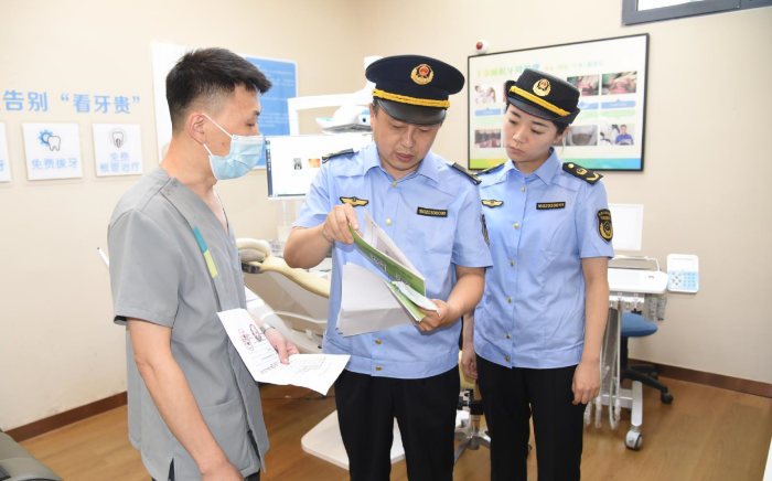 圖為該局執法人員在一家口腔診所檢查其藥械采購索證索票情況。
