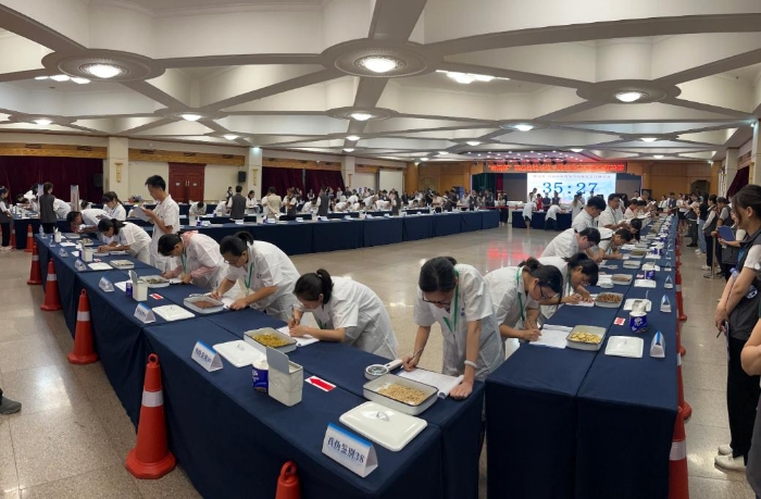 圖為第一屆“嶺南杯”藥品檢驗系統中藥材鑒定技能競賽決賽現場。