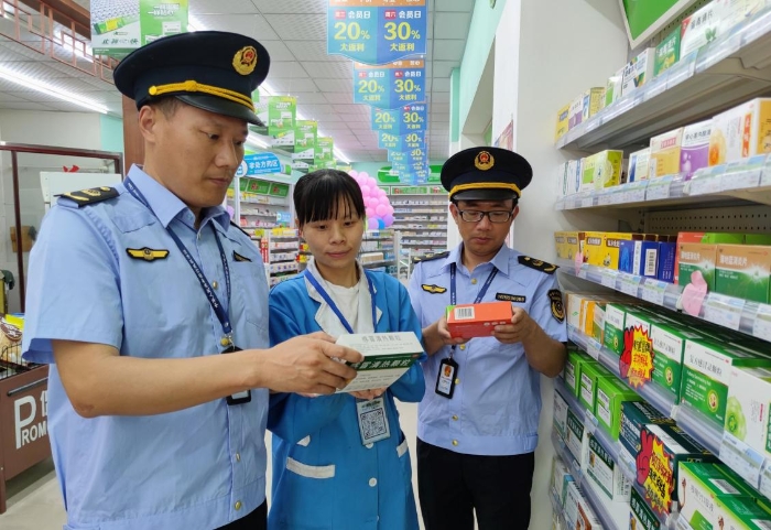 圖為8月30日，執(zhí)法人員在該縣實驗學(xué)校周邊藥店檢查。